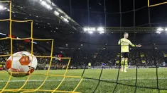 Pemain Borussia Dortmund Marco Reus bereaksi kecewa setelah timnya menerima gol dari pemain Rangers Alfredo Morelos pada pertandingan sepak bola Liga Europa di Dortmund, Jerman, 17 Februari 2022. Borussia Dortmund kalah 2-4. (AP Photo/Martin Meissner)
