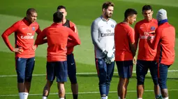 Para pemain PSG berbincang-bincang saat latihan di Saint-Germain-en-Laye, Yvelines, Kamis (21/9/2017). Ini merupakan latihan perdana pasca konflik rebutan tendangan bebas dan penalti antara Neymar dan Cavani. (AFP/Franck Fife)