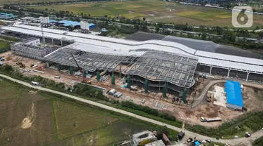 Foto udara suasana pembangunan Stasiun Tegalluar di Kabupaten Bandung, Jawa Barat, Kamis (13/10/2022). Progres pembangunan proyek Kereta Cepat Jakarta-Bandung telah mencapai 88,8 persen dan direncanakan beroperasi pada Juli 2023. (Liputan6.com/Herman Zakharia)