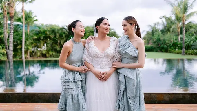 Potret Julie Estelle dan Cathy Sharon dipernikahan sang adik, Charlotte Christie. (Foto: Instagram/charlottextie)