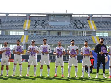Para pemain timnas Iran melakukan aksi simbolis dengan membawa tas sekolah sebelum melakoni laga uji coba melawan Nigeria di Stadion Corendon Airlines Park, Antalya, Turki, Jum’at, 27 Maret 2026. (AP Photo/Riza Ozel)