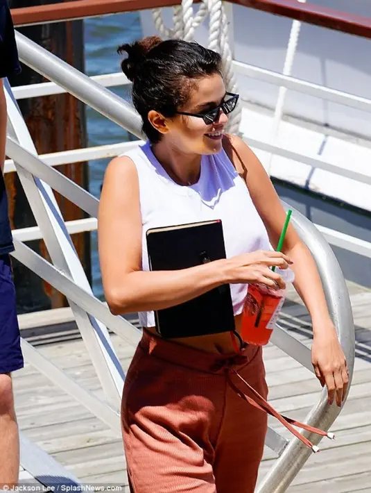 "Selena tak menutup kemungkinan jatuh cinta. Ia tentunya takkan menolak cinta yang bersemi di musim panas. Namun ia tak memaksakannya," tandas sumber. (Jackson Lee - SplashNews - DailyMail)