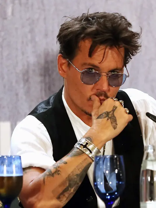 Musik bukanlah hal baru bagi pemeran film ‘The Lone Ranger’ tersebut. Beberapa kali Johnny Depp tampil di pertunjukan-pertunjukan kecil sebagai gitaris blues. (Bintang/EPA)