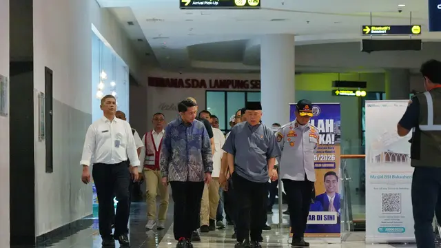 Menteri Perhubungan Dudy Purwagandhi meninjau Pelabuhan Bakauheni, Lampung pada periode Mudik Lebaran 2025. (Dok Kemenhub)