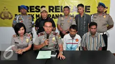 Polsek Mampang Prapatan temukan bocah hilang asal Situbondo, Jawa Timur yang diduga diculik kelompok Gafatar, Jakarta, Rabu (20/1/2016). Korban DJS (16) sempat dijanjikan hal-hal yang enak dan bagus oleh pelaku penculikan. (Liputan6.com/Yoppy Renato)