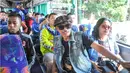 Suasana bus Aremania sebelum berangkat menuju Jakarta untuk mendukung Arema Cronus dalam final Torabika Bhayangkara Cup 2016, Sabtu (2/4/2016). Sekitar 1300 anggota Aremania diangkut dalam 25 bus. (Bola.com/Iwan Setiawan)