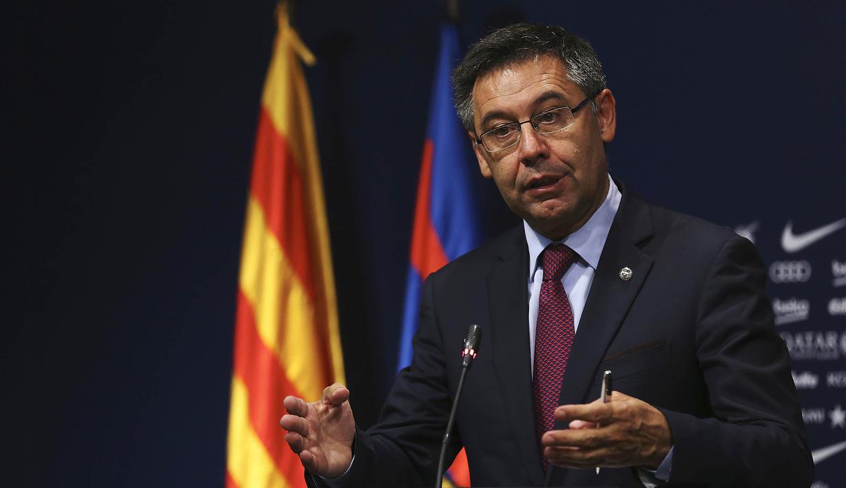 Presiden Barcelona, Josep Maria Bartomeu, mengumumkan pelatih baru La Blaugrana di Barcelona, Selasa (29/5/2017). Ernesto Valverde ditunjuk sebagai pelatih Barcelona menggantikan Luis Enrique. (EPA/Alejandro Garcia)