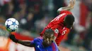 Pemain Bayern Munchen, Jerome Boateng  (kanan) berduel dengan pemain Olympiacos, Sabe P pada lanjutan Liga Champions Gurp F di Stadon Allianz Arena, Munich, Jerman, Rabu ( 25/11/2015) dini hari WIB. (REUTERS/Michael Dalder) 