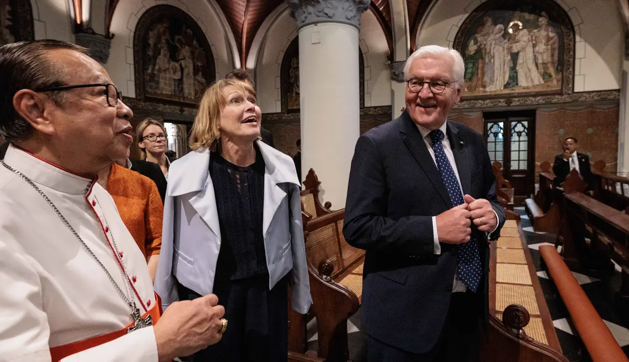 Presiden Jerman Frank-Walter Steinmeier (kanan) dan Ibu Negara Elke Buedenbender (tengah) dipandu oleh Kardinal Ignatius Suharyo Hardjoatmodjo, Uskup Agung Jakarta, saat berkunjung ke Katedral Jakarta, Senin 15 Juni 2026. (Yasuyoshi Chiba/AFP)
