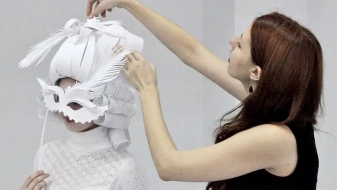 Takjub, Gaun Pegantin Ini Terbuat dari Kardus