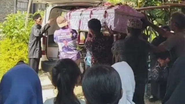 Jenazah BRL, siswi kelas V SDN 2 Dawung yang ditemukan tewas mengenaskan di rumahnya. (Liputan6.com/Arief Pramono)