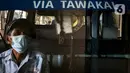 Sopir mengenakan masker saat menunggu penumpang dalam angkutan umum Jak Lingko di Tanah Abang, Jakarta, Kamis (22/7/2021). Sopir dan penumpang wajib mengenakan masker, membersihkan tangan serta menjaga jarak. (Liputan6.com/Faizal Fanani)