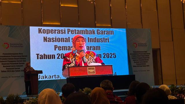 Plt. Direktur Jenderal Industri Kimia, Farmasi dan Tekstil Kementerian Perindustrian (Dirjen IKFT Kemenperin) Reni Yanita  dalam penandatanganan MoU penyerapan garam produksi dalam negeri, di Westin, Jakarta, Senin (18/11/2024). (Tira/Liputan6.com)