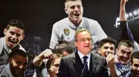 Presiden Real Madrid Florentino Pérez berterima kasih pada Zidane yang telah membawa trofi Liga Champions dua kali sebagai pelatih. (AFP / GERARD JULIEN)