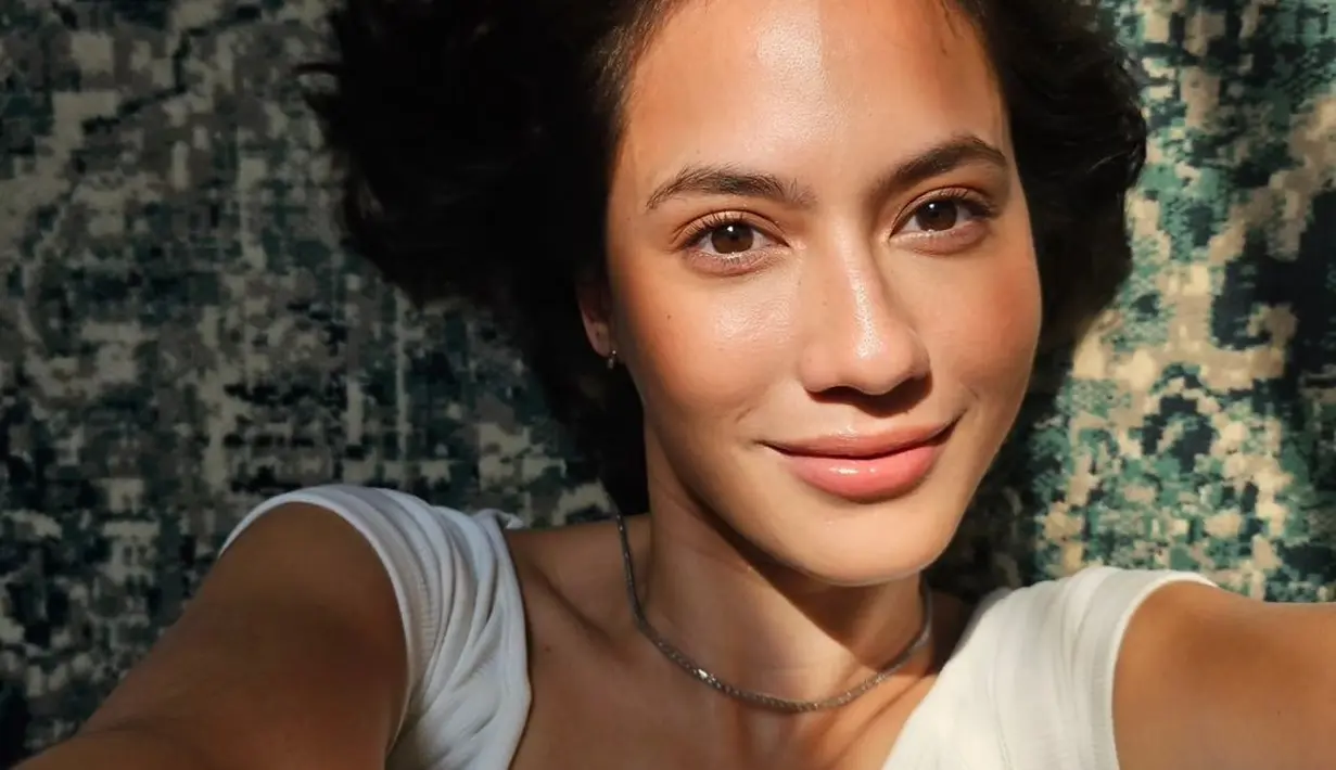 Pevita Pearce menampilkan pesonanya dengan bare face. Ia terlihat super glowing dan flawless hanya dengan pulasan lipstik bernuansa nude yang menyatu sempurna di kulitnya. [Foto: Instagram/pevpearce]