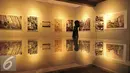 Seorang pengunjung mengamati foto yang dipamerkan dalam Pameran Foto & Peluncuran Buku 71th RI Bingkisan Revolusi di Galeri Foto Jurnalistik Antara, Jakarta, Senin (22/8). (Liputan6.com/Gempur M Surya)