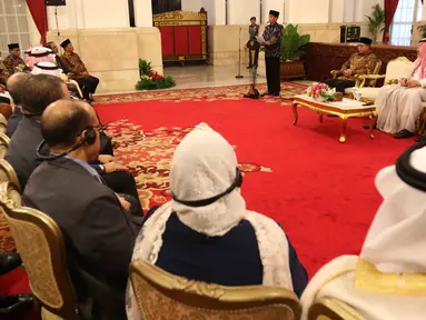 Presiden Jokowi memberi sambutan kepada peserta Musabaqah Hafalan Alquran dan Hadis (MHQH) tingkat Asean Pasifik ke-10 di Istana Negara, Kamis (22/3). Pertemuan dihadiri pula oleh Pangeran Khalid bin Sultan Abdul Aziz Al Suud. (Liputan6.com/Angga Yuniar)