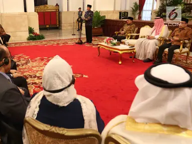 Presiden Jokowi memberi sambutan kepada peserta Musabaqah Hafalan Alquran dan Hadis (MHQH) tingkat Asean Pasifik ke-10 di Istana Negara, Kamis (22/3). Pertemuan dihadiri pula oleh Pangeran Khalid bin Sultan Abdul Aziz Al Suud. (Liputan6.com/Angga Yuniar)