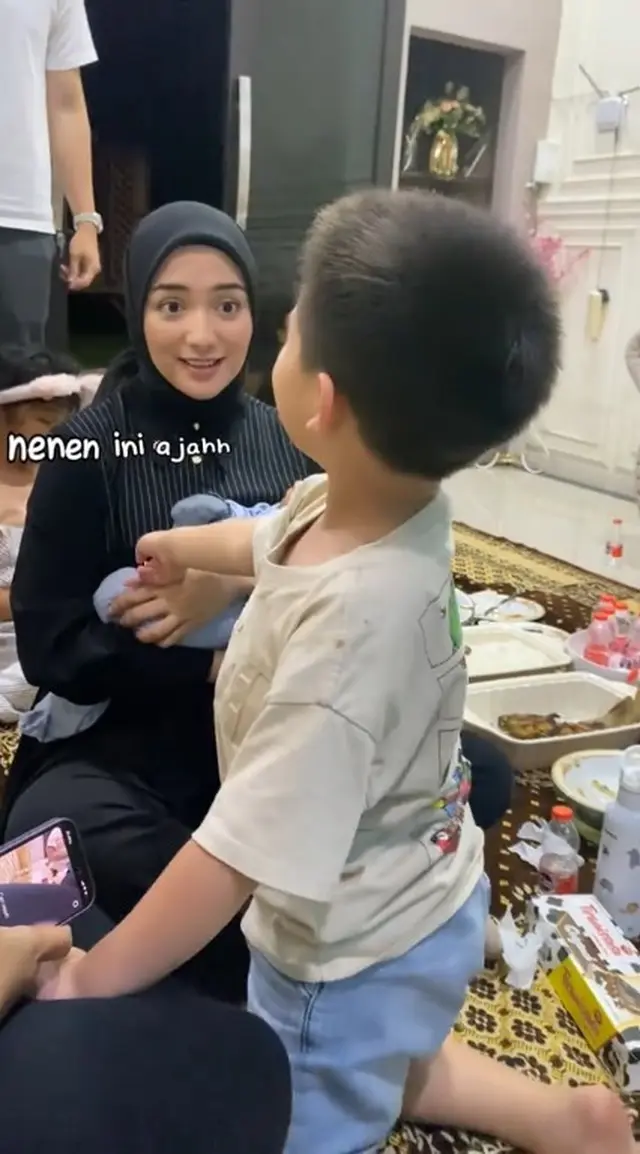Diajak jenguk anak saudra, momen Athar putra Citra Kirana malah minta adik ini gemesin pol