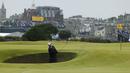 Pegolf Australia, Marc Leishman, sedang memukul bola dari dalam bunker di lubang 16 dalam Turnamen Golf Inggris Terbuka di Old Course di St. Andrews, Skotlandia. (20/7/2015). (REUTERS/Paul Childs)