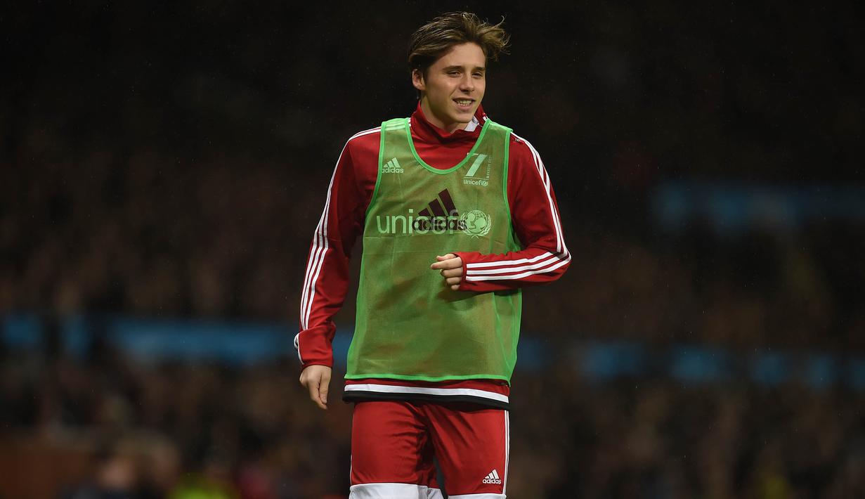 Putra David Beckham, Brooklyn bersiap main bersama Great Britain & Ireland XI melawan World XI pada laga amal di Old Trafford, Inggris, Sabtu (14/11/2015) dini hari WIB. (AFP Photo/Paul Ellis)