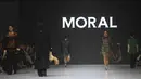 Para model memeragakan busana fesyen Moral pada panggung gelaran mode Jakarta Fashion Week (JFW) 2026 di City Hall, Pondok Indah Mall 3, Jakarta, Rabu (29/10/2025). (Kapanlagi.com/Budy Santoso)