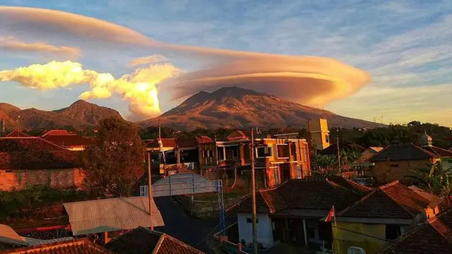 6 Gunung di Pulau Jawa Kompak Berawan, Ini Penjelasannya