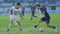 Lincahnya pergerakkan Rayco Rodriguez menjadi buruk bagi barisan pertahanan Persik Kediri di BRI Super League di Stadion Indomilk Arena, Minggu (21/12/2025). (Bola.com/M Iqbal Ichsan)