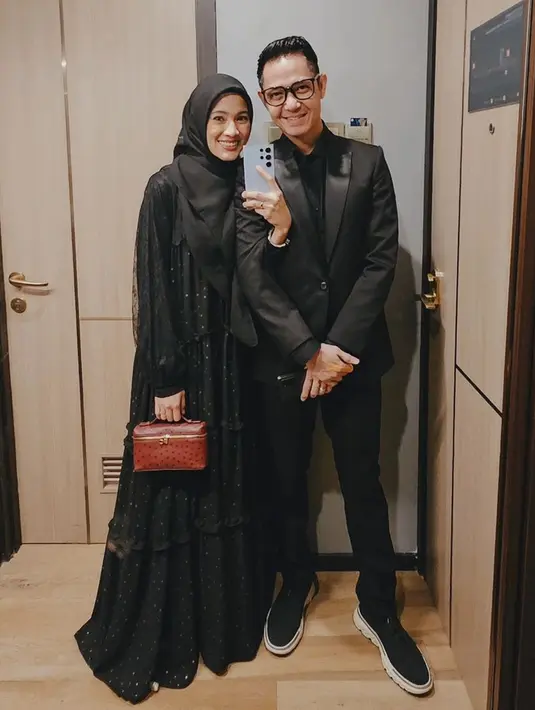 Selain berswafoto, pasangan selebriti ini juga mengabadikan momen istimewa itu dengan mirror selfie. Tak hanya sekadar tampil serasi, keduanya juga memancarkan aura kebahagiaan yang membuat penampilan mereka semakin menawan. (Liputan6.com/IG/@ichasoebandono)