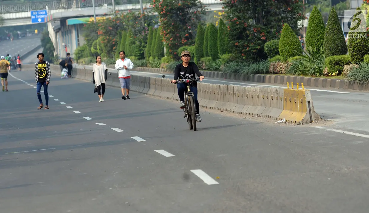 Warga bersepeda di Jalan Jenderal Sudirman saat pelaksanaan Hari Bebas Kendaraan Bermotor (HBKB), Jakarta, Minggu (3/6). Pemprov DKI Jakarta berencana meniadakan pelaksanaan HBKB pada 10, 17, dan 24 Juni 2018. (Liputan6.com/Helmi Fithriansyah)