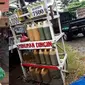 6 Tulisan Kocak di Tempat Penjual Bensin Eceran Ini Bikin Ngakak (sumber: Twitter.com/nocontextwarung dan 1cak)