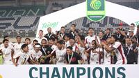 Foto: Momen Garudayaksa Angkat Trofi Pegadaian Championship Setelah Kalahkan PSS Sleman