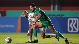 Pemain PSS Sleman, Tallysson Duarte (kanan) berebut bola dengan pemain Persib Bandung, David Da Silva saat laga pekan kelima BRI Liga 1 2022/2023 antara PSS Sleman melawan Persia Bandung di Stadion Maguwoharjo, Sleman, Jumat (19/08/2022). (Bola.com/Bagaskara Lazuardi)