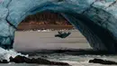 Bongkahan es runtuh dari Perito Moreno Glacier di Taman Nasional Los Glaciares, Argentina, Kamis (10/3). Tekanan yang sangat besar yang dihasilkan ketinggian air yang terbendung akhirnya memecah penghalang es dengan spektakuler. (AFP PHOTO/Walter Diaz)