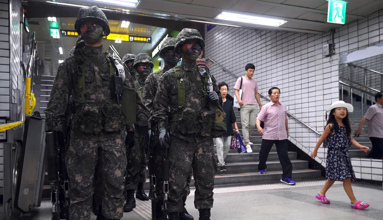 Tentara Korea Selatan mengambil bagian dalam latihan anti-teror di sela-sela latihan militer gabungan Korea Selatan-AS di sebuah stasiun kereta bawah tanah di Seoul (22/8). Latihan ini berlangsung selama dua minggu di Selatan. (AFP Photo/Jung Yeon-Je)