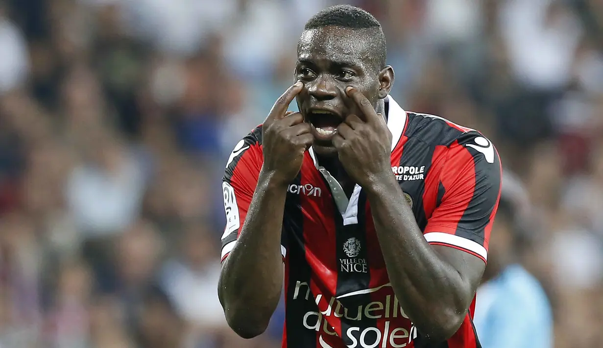 Salah satu bahasa isyarat yang dilakukan Mario Balotelli saat timnya menjamu Olympique de Marseille pada lanjutan Ligue 1 Prancis di "Allianz Riviera" stadium, Nice, (12/9/2016) dini hari WIB. Nice menang 3-2. (EPA/Sebastian Nogier)