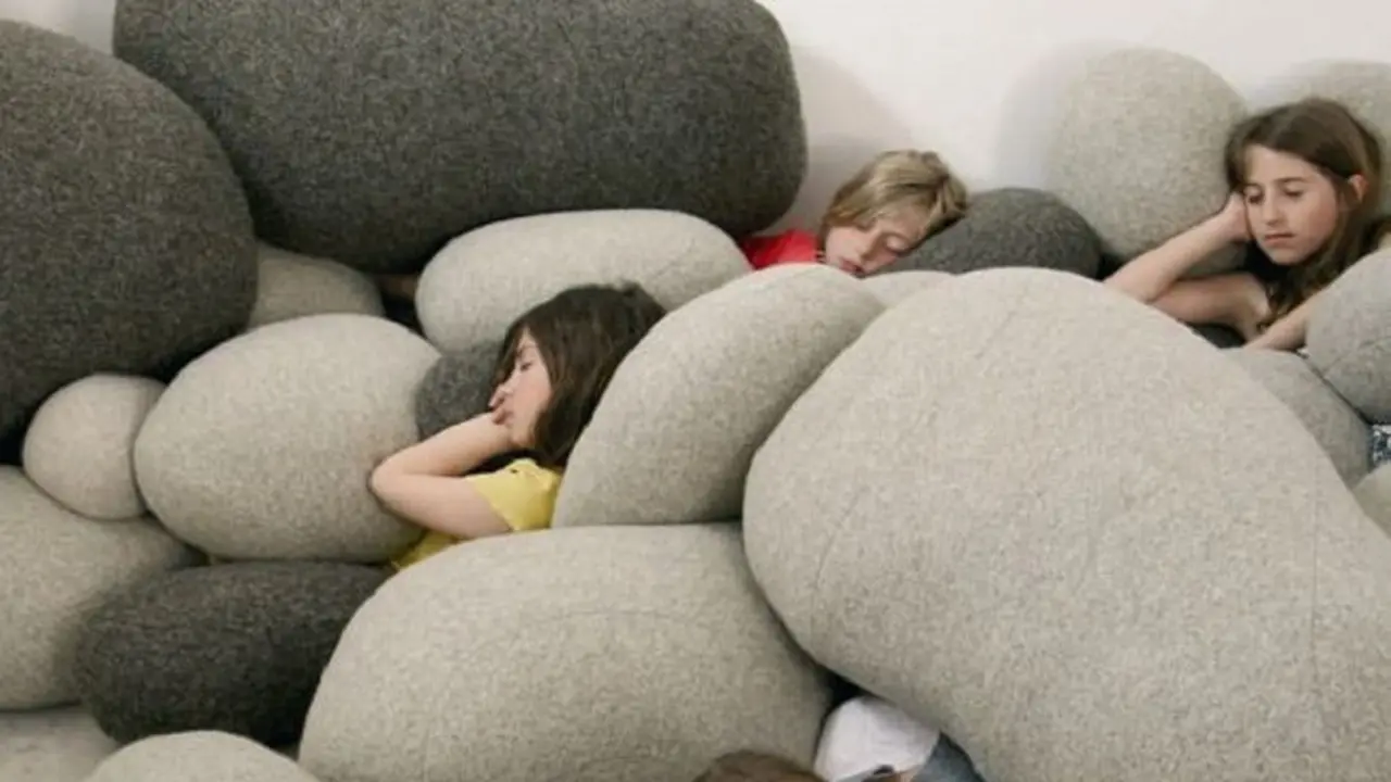 Bantal Unik Ini Memiliki Bentuk Layaknya Batu-batu Besar