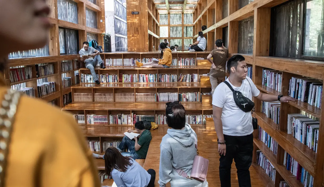 Dalam gambar pada 15 September 2018, orang-orang mengunjungi Perpustakaan Liyuan di pinggiran kota Beijing. Kendati jauh dari jangkauan, setiap pekannya ratusan kutu buku berduyun-duyun mendatangi Perpustakaan Liyuan. (FRED DUFOUR/AFP)