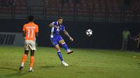 Layvin Kurzawa menjalani debut bersama Persib Bandung saat bersua Ratchaburi FC pada laga leg pertama 16 besar AFC Champions League Two 2025/2026 di Ratchaburi Stadium, Rabu (11/02/2026) dini hari WIB. Sayangnya, laga perdana Kurzawa bersama Persib berakhir dengan kekalahan 0-3. (dok. Persib Bandung)