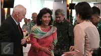 Menteri Kelautan dan Perikanan, Susi Pudjiastuti menyambut kedatangan para peserta The Marine and Fisheries Business and Investment Forum di Kantor KKP, Jakarta, Kamis (11/2/2016). (Liputan6.com/Angga Yuniar) 