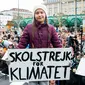 Aktivis iklim asal Swedia, Greta Thunberg memegang poster protes saat berunjuk rasa di Hamburg, Jerman, Jumat (1/3). Aksi 'Fridays for Future' ini diikuti oleh ribuan pelajar yang bolos sekolah. (Daniel Reinhardt/dpa via AP)