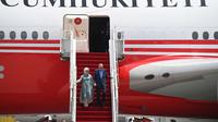 Presiden Turki Recep Tayyip Erdogan (kanan) bersama istri berjalan keluar pesawat kepresidenan setibanya di Terminal VVIP I Bandara I Gusti Ngurah Rai Bali, Senin (14/11/2022) jelang KTT G20. (ANTARA FOTO/Media Center G20 Indonesia/M Risyal Hidayat/nym)