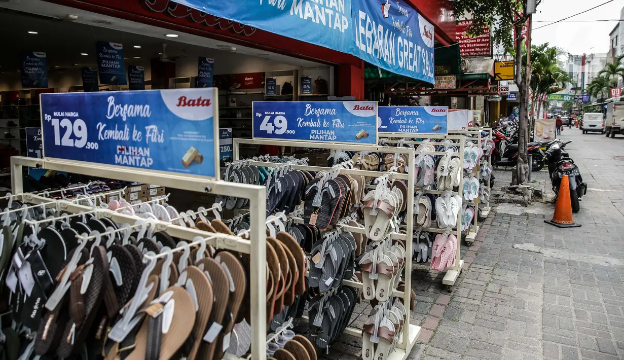 Deretan sandal dijajakan di salah satu tenant di Pasar Baru, Jakarta, Rabu (5/4/2021). Selama pandemi COVID-19, tak banyak orang yang mau berbelanja di luar rumah. (Liputan6.com/Faizal Fanani)
