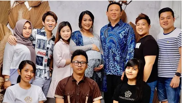 Jelang melahirkan, Puput Nastiti Devi dan ahok kompak melakukan pemotretan.