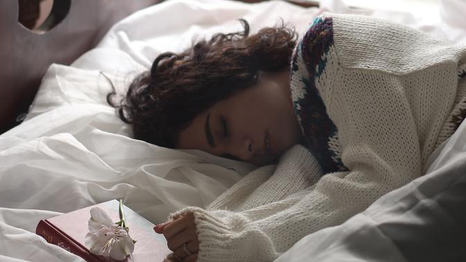 ilustrasi perempuan tidur siang/Photo by Zohre Nemati on Unsplash