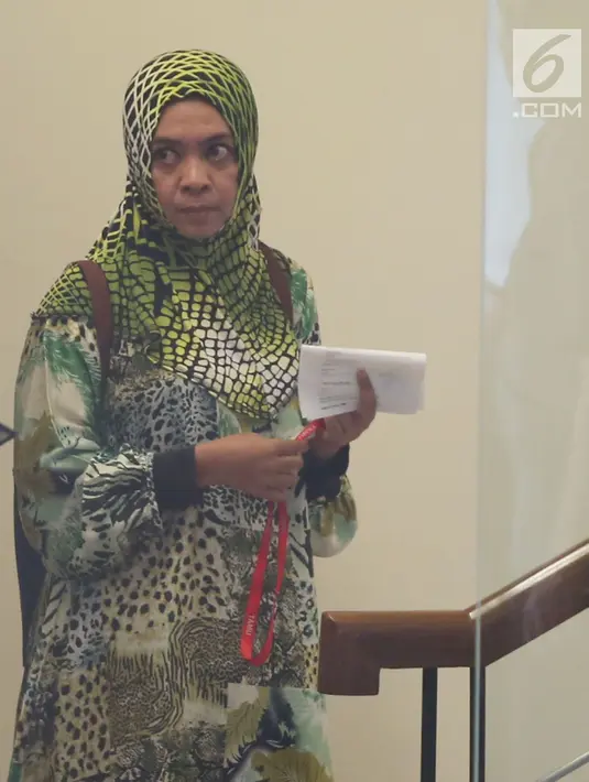 Mantan anggota DPR RI Wa Ode Nurhayati menuju ruang pemeriksaan di Gedung KPK, Jakarta, Jumat (13/7). Politikus PAN itu akan dimintai keterangan sebagai saksi untuk tersangka Markus Nari dalam kasus e-KTP. (Liputan6.com/Herman Zakharia)