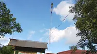 Tepat di hari guru, menara seluler di desa terpencil dan terisolir di Kutai Kartanegara beroperasi yang akan memudahkan Pembelajaran Jarak Jauh. (foto: istimewa)