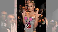 Terlalu Seronok, Miley Cyrus Ditolak Republik Dominika 