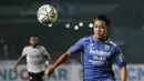 <p>Febri Hariyadi telah menjadi pemain andalan Persib Bandung terhitung lumayan lama. Ia kerap menjadi momok menakutkan di sisi kiri pertahanan lawan. Sebagai sayap kanan, Febri sering kali berkontribusi atas gol Maung Bandung baik lewat akselerasi, umpan terobos, dan umpan silangnya. (Bola.com/Bagaskara Lazuardi)</p>