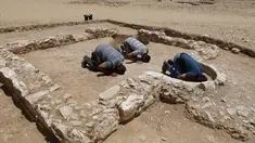 Pekerja muslim dari otoritas barang antik Israel berdoa di reruntuhan salah satu masjid kuno yang baru ditemukan di kota Rahat, gurun Negev pada 18 Juli 2019. Masjid tertua yang pernah ditemukan di Israel itu diperkirakan dibangun sekitar 1.200 tahun silam. (MENAHEM KAHANA/AFP)